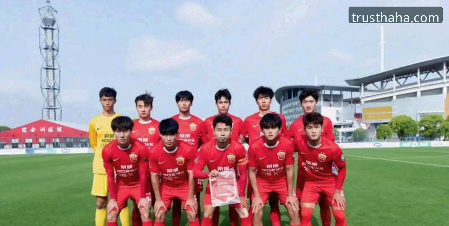 哈哈体育登录最新版 青岛海牛3-1力克上海海港深度解析:13年等待后的战术胜利与技术复盘